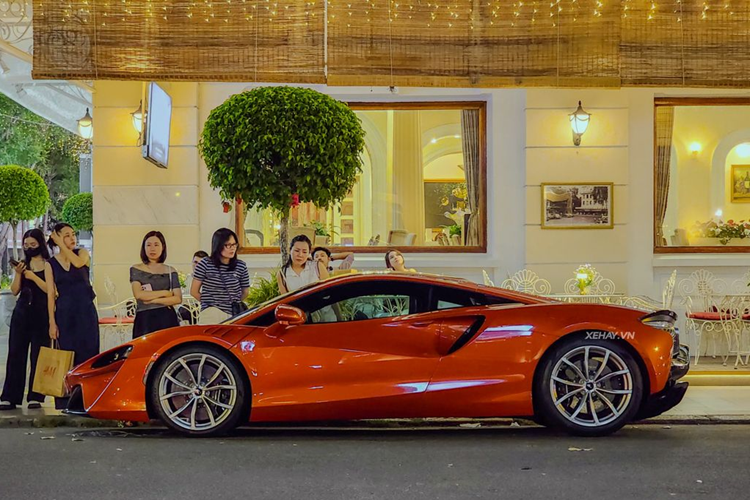 Bên cạnh đó, việc tinh giảm hệ thống động cơ điện và dây dẫn nhỏ gọn giúp Artura có khối lượng khô tối thiểu chỉ 1.395 kg. Tổng khối lượng của hệ thống động cơ hybrid chỉ nặng khoảng 130 kg (bao gồm bộ pin điện 88 kg và động cơ điện 15,4 kg), giúp tổng khối lượng ướt của xe đạt mức 1.498 kg.