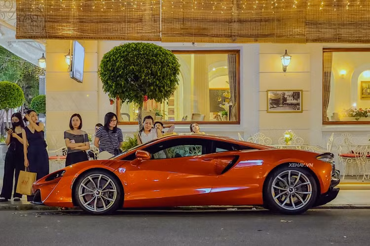 Bên cạnh đó, việc tinh giảm hệ thống động cơ điện và dây dẫn nhỏ gọn giúp Artura có khối lượng khô tối thiểu chỉ 1.395 kg. Tổng khối lượng của hệ thống động cơ hybrid chỉ nặng khoảng 130 kg (bao gồm bộ pin điện 88 kg và động cơ điện 15,4 kg), giúp tổng khối lượng ướt của xe đạt mức 1.498 kg.