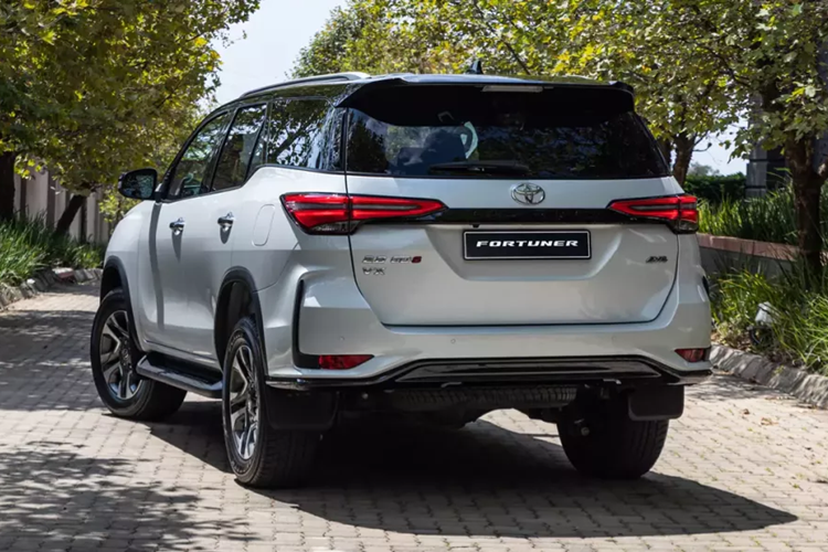 Hiện chưa rõ trong thời gian tới, phiên bản mild hybrid của Toyota Fortuner có được bán ở Việt Nam hay không. Tại Việt Nam, dòng SUV hạng trung này hiện có 3 tùy chọn động cơ, bao gồm máy dầu 2.4L, máy dầu 2.8L và máy xăng 2.7L.