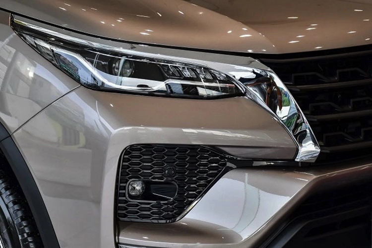 Trang bị an toàn tiêu chuẩn của xe khá đơn giản với hệ thống kiểm soát hành trình, hỗ trợ xuống dốc, cảm biến hỗ trợ đỗ xe trước/sau, camera lùi, hệ thống chống bó cứng phanh ABS, trợ lực phanh và 7 túi khí.