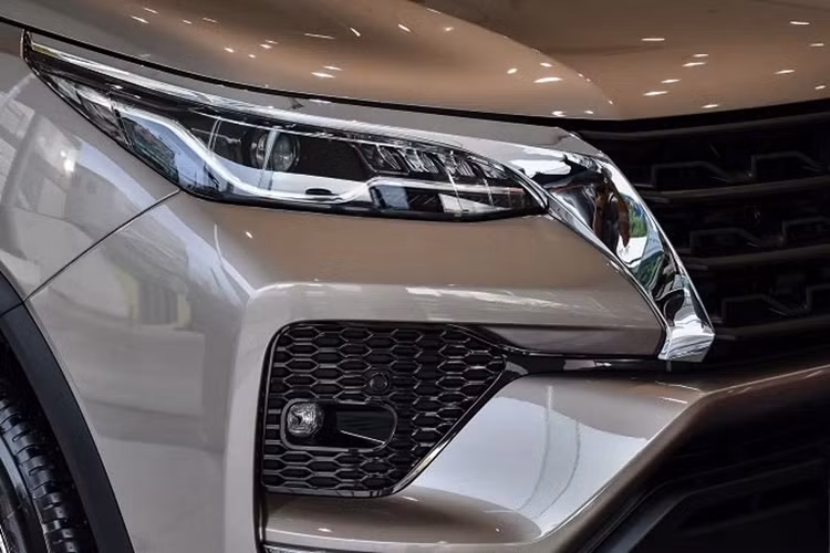 Trang bị an toàn tiêu chuẩn của xe khá đơn giản với hệ thống kiểm soát hành trình, hỗ trợ xuống dốc, cảm biến hỗ trợ đỗ xe trước/sau, camera lùi, hệ thống chống bó cứng phanh ABS, trợ lực phanh và 7 túi khí.