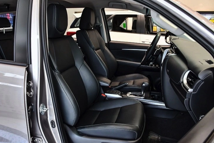 Hãng Toyota cho biết hệ thống mild hybrid sẽ hỗ trợ xe khi xuống dốc và cải thiện khả năng vận hành ở tốc độ thấp cũng như phanh. Xe sẽ tăng tốc mượt mà hơn nhờ sức mạnh 12 kW (16 mã lực) và 65 Nm được bổ sung tức thì ngay khi lăn bánh.