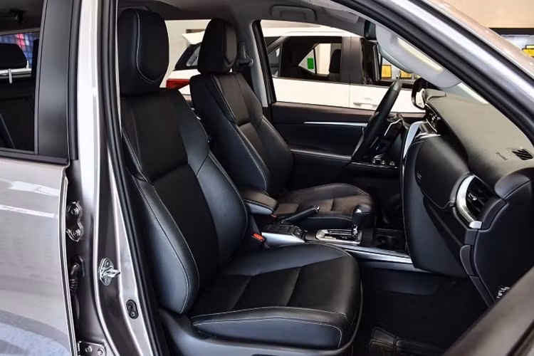 Hãng Toyota cho biết hệ thống mild hybrid sẽ hỗ trợ xe khi xuống dốc và cải thiện khả năng vận hành ở tốc độ thấp cũng như phanh. Xe sẽ tăng tốc mượt mà hơn nhờ sức mạnh 12 kW (16 mã lực) và 65 Nm được bổ sung tức thì ngay khi lăn bánh.