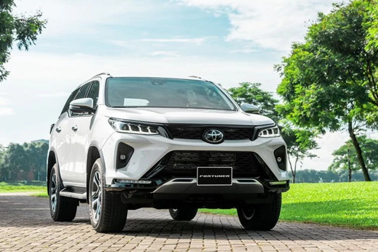 Bên cạnh động cơ mới, Toyota Fortuner MHEV 2024 tại thị trường Nam Phi còn có những trang bị tiêu chuẩn khác như đèn pha LED tự động, vành hợp kim 18 inch, khởi động bằng nút bấm, chìa khóa thông minh