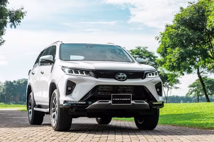 Bên cạnh động cơ mới, Toyota Fortuner MHEV 2024 tại thị trường Nam Phi còn có những trang bị tiêu chuẩn khác như đèn pha LED tự động, vành hợp kim 18 inch, khởi động bằng nút bấm, chìa khóa thông minh