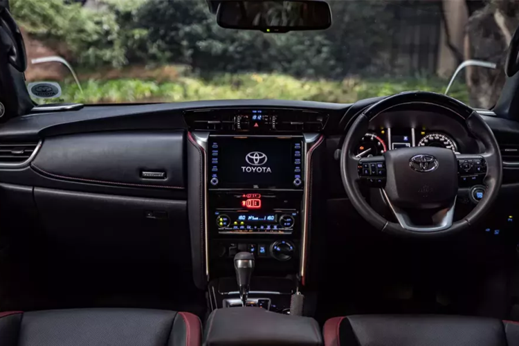 Không có gì bất ngờ khi mẫu xe SUV Toyota Fortuner MHEV 2024 dùng chung động cơ mild hybrid với người anh em Hilux. Cụ thể, "trái tim" của mẫu SUV cỡ D này là động cơ diesel 4 xi-lanh, tăng áp, dung tích 2.8L quen thuộc. Động cơ đồng hành cùng hệ thống điện 48V và máy phát điện.