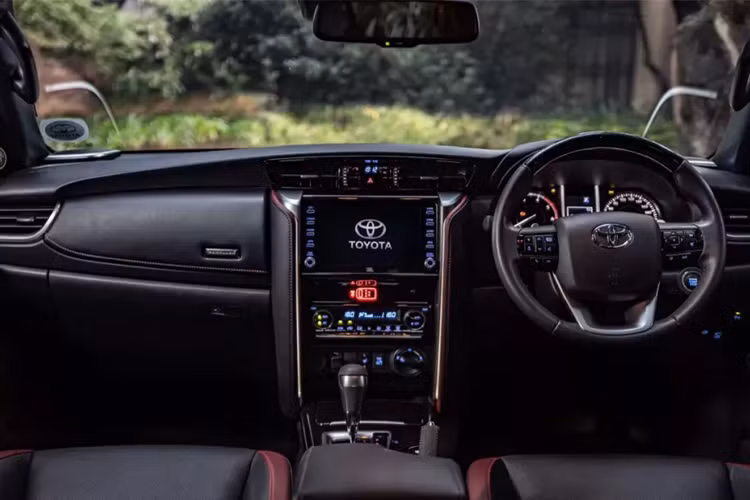 Không có gì bất ngờ khi mẫu xe SUV Toyota Fortuner MHEV 2024 dùng chung động cơ mild hybrid với người anh em Hilux. Cụ thể, "trái tim" của mẫu SUV cỡ D này là động cơ diesel 4 xi-lanh, tăng áp, dung tích 2.8L quen thuộc. Động cơ đồng hành cùng hệ thống điện 48V và máy phát điện.