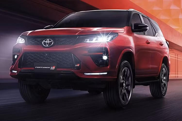 Toyota Fortuner MHEV 2024 có 2 chế độ lái là Eco và Sport. Bên cạnh đó, xe còn có khóa vi sai tiêu chuẩn. Phiên bản dẫn động 4 bánh sẽ có các chế độ cầu nhanh 2H, cầu nhanh 4H và cầu chậm 4L.
