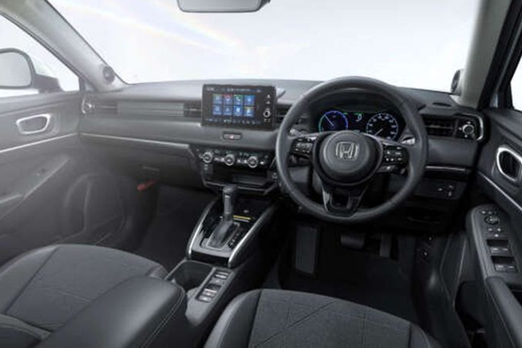 Trang bị an toàn cải tiến với tính năng hỗ trợ lái khi ùn tắc giao thông, chống tăng tốc độ đột ngột và đèn pha thích ứng. Mẫu crossover này cũng được tích hợp Honda Connect cho phép người dùng bật/tắt điều hòa, đóng/mở cửa cốp và tìm vị trí xe từ xa.
