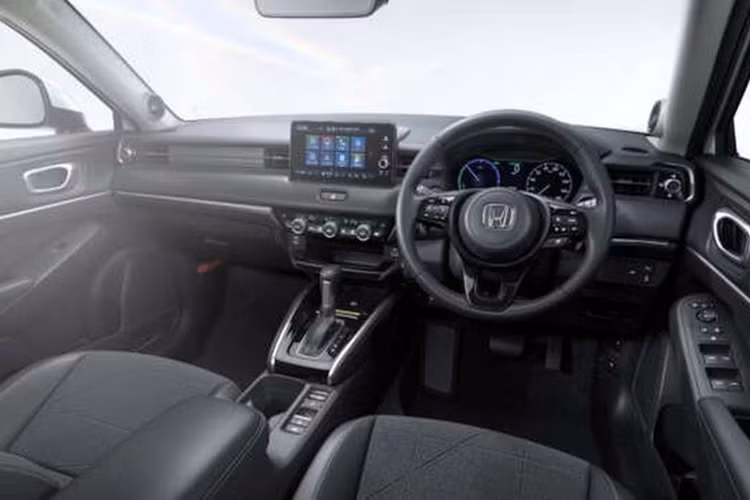 Trang bị an toàn cải tiến với tính năng hỗ trợ lái khi ùn tắc giao thông, chống tăng tốc độ đột ngột và đèn pha thích ứng. Mẫu crossover này cũng được tích hợp Honda Connect cho phép người dùng bật/tắt điều hòa, đóng/mở cửa cốp và tìm vị trí xe từ xa.
