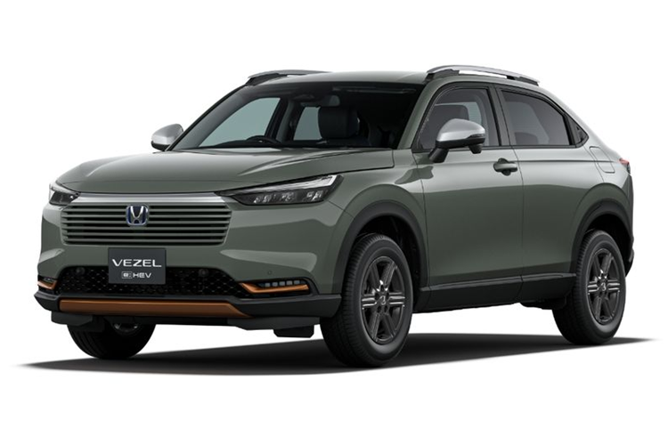 Cản trước mới của mẫu xe SUV Honda HR-V 2024 thể thao hơn với một vài chi tiết trang trí tạo điểm nhấn theo từng phiên bản. Đèn pha được cải tiến hệ thống chiếu sáng bên trong giúp ngắt tia sáng và chống lóa cho người hướng đối diện. Đèn hậu được thiết kế lại với điểm nhấn là dải LED đặt ngang, kéo dài hết chiều rộng đuôi xe.