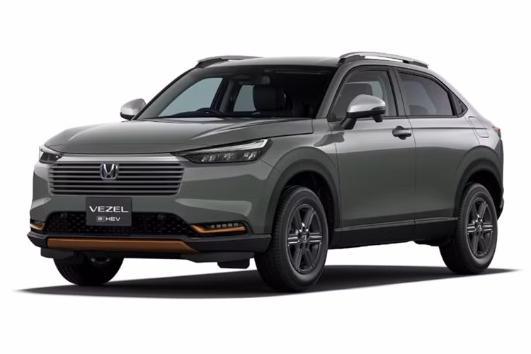 Cản trước mới của mẫu xe SUV Honda HR-V 2024 thể thao hơn với một vài chi tiết trang trí tạo điểm nhấn theo từng phiên bản. Đèn pha được cải tiến hệ thống chiếu sáng bên trong giúp ngắt tia sáng và chống lóa cho người hướng đối diện. Đèn hậu được thiết kế lại với điểm nhấn là dải LED đặt ngang, kéo dài hết chiều rộng đuôi xe.