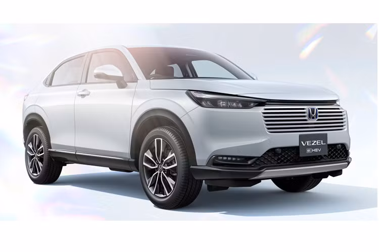 Ở phiên bản tiêu chuẩn G, xe được trang bị động cơ xăng 1.5L. Trong khi đó, các phiên bản e:HEV được trang bị hệ thống hybrid gồm máy xăng Atkinson Cycle 1.5L và 2 mô-tơ điện. Thông tin về giá xe Honda HR-V 2024 vẫn chưa được công bố. Theo kế hoạch, xe sẽ bắt đầu được mở bán từ tháng 4 năm nay.