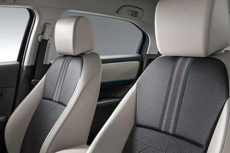 Đáng chú ý, Honda HR-V 2024 phiên bản e:HEV X còn được bổ sung gói trang bị Outdoorsy Hunt dành riêng cho việc off-road. Gói này bao gồm giá nóc, vành 16 inch màu xám Shark Grey metallic và các điểm nhấn màu cam trên thân xe, kết hợp tùy chọn màu xanh ngọc trai mới.