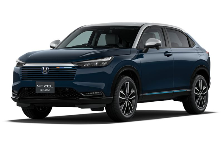 Ở bên trong, HR-V mới có cụm điều khiển trung tâm được tái thiết kế, giúp việc sử dụng trở nên thuận tiện hơn. Xe vẫn được trang bị cụm đồng hồ kỹ thuật số 7 inch cùng màn hình cảm ứng giải trí 9 inch như ở phiên bản trước.