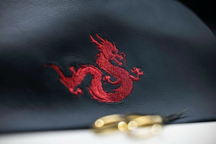 Trần xe “Starlight Headliner” cũng được thiết kế mang hình dáng con rồng tạo bởi 677 sợi quang, đi kèm 667 bóng sợi quang khác mô phỏng bầu trời đêm đầy sao. Tấm trần độc đáo này tốn ba tháng để hoàn thiện, trong đó, chỉ riêng việc lắp đèn cũng mất hơn 20 giờ.