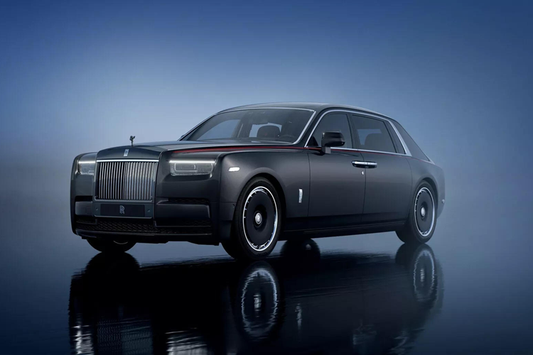 Một chi tiết khá thú vị là những con rồng trên xe sang Rolls-Royce 2024 này đều quay mặt sang bên phải, nơi có hướng đông – hướng mặt trời mọc. Theo quan niệm, điều này tượng trưng cho sự sinh tồn, niềm hy vọng, sự hưng vượng và tiến tới.