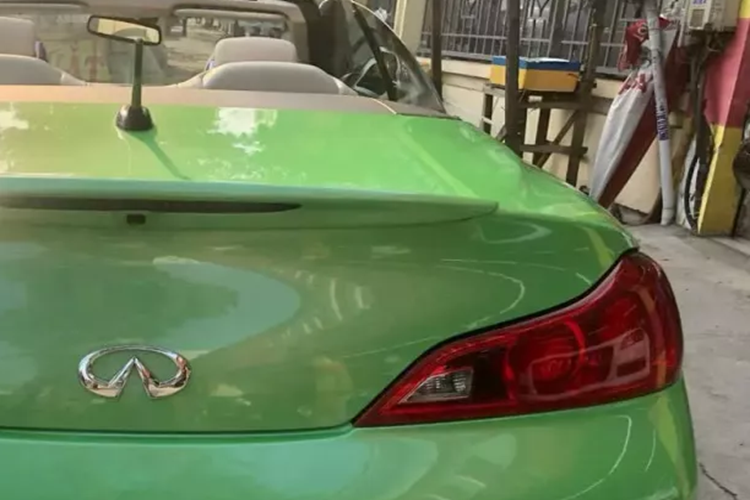 Xét về kích thước, Infiniti G37 Convertible có chiều dài 4.656 mm, rộng 1.852 mm và cao 1.400 mm. Dài cơ sở tương đương với bản sedan và coupe, ở 2.850 mm. Xe có thiết kế 2+2, là điểm mạnh so với các loại mui trần thể thao khác, vì vừa đáp ứng việc chở người nhưng cũng đảm bảo tính thể thao. Hàng ghế sau khá rộng, đủ cho 2 người lớn ngồi.