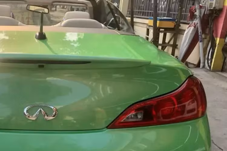 Xét về kích thước, Infiniti G37 Convertible có chiều dài 4.656 mm, rộng 1.852 mm và cao 1.400 mm. Dài cơ sở tương đương với bản sedan và coupe, ở 2.850 mm. Xe có thiết kế 2+2, là điểm mạnh so với các loại mui trần thể thao khác, vì vừa đáp ứng việc chở người nhưng cũng đảm bảo tính thể thao. Hàng ghế sau khá rộng, đủ cho 2 người lớn ngồi.