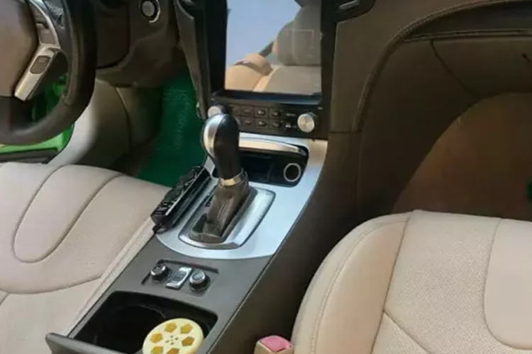 Thậm chí, 7 năm trước, có 1 xe Infiniti G37 Convertible màu trắng, nhiều khả năng chính là xe trong bài viết đã được dán đề-can hoặc sơn lại thành màu xanh, được chào bán chỉ hơn 1 tỷ đồng. Mức giá 1,38 tỷ đồng dành cho xe Infiniti G37 Convertible là điều không tưởng.