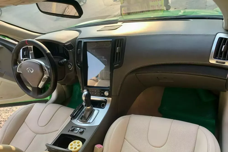 Và nếu là biến thể Infiniti G37 mui trần (Convertible), còn siêu hiếm, và mới đây, 1 chiếc đã được rao bán với mức giá 1,38 tỷ đồng, nhanh chóng thu hút sự quan tâm của giới mê xe.