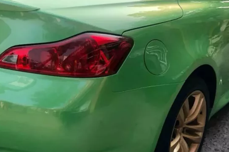 Bàn về 1 chút diện mạo của xe, ngoại thất có màu xanh cốm rất nổi bật, đi cùng bộ mâm sơn màu vàng đồng, nội thất màu be. Chiếc Infiniti G37 Convertible này được người bán mô ta ngắn gọn đời 2009, không có bất kỳ thông tin nào thêm về xe.