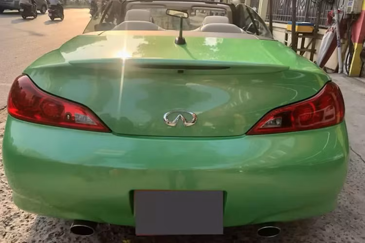 Những chi tiết gỗ được phối màu hợp với bộ ghế da sang trọng. Dòng xe mui trần Infiniti G37 Convertible sở hữu động cơ V6, dung tích 3,7 lít, sản sinh ra công suất tối đa 325 mã lực và mô-men xoắn cực đại 365 Nm. Hộp số tự động 7 cấp.