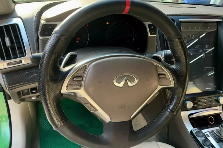 Chiếc xe Infiniti G37 Convertible này thuộc thế hệ G-series thứ 4 (V36), là phiên bản trước khi nâng cấp giữa vòng đời (facelift), xe thiết kế rất mượt mà, nhất là mui xếp cứng, giúp xe dễ dàng thành bản coupe khi đóng mui lại, và chỉ cần 1 nút nhấn, đã trở thành bản mui trần.