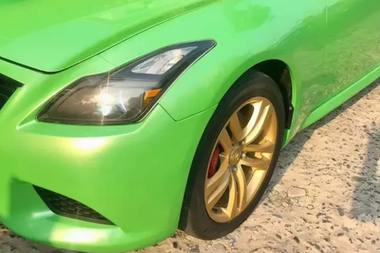 Vóc dáng phiên bản mui cứng (hard top) không có nhiều khác biệt với dòng sedan và coupe đã ra mắt từ 2007. Phần mũi đặc trưng của Infiniti vẫn được duy trì với cụm đèn pha vuốt ngược rất Á đông và lưới tản nhiệt dạng mang cá. Logo con “vô cực” Infiniti nằm chính giữa.