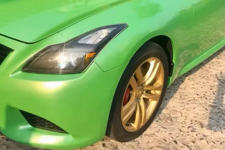 Vóc dáng phiên bản mui cứng (hard top) không có nhiều khác biệt với dòng sedan và coupe đã ra mắt từ 2007. Phần mũi đặc trưng của Infiniti vẫn được duy trì với cụm đèn pha vuốt ngược rất Á đông và lưới tản nhiệt dạng mang cá. Logo con “vô cực” Infiniti nằm chính giữa.