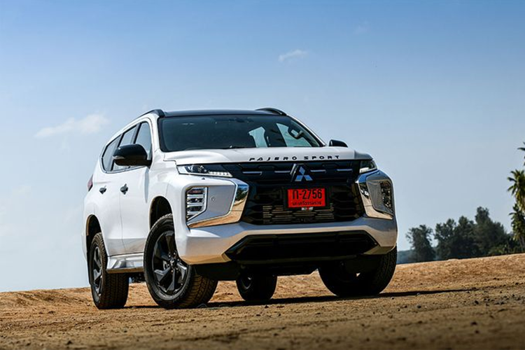 Ở phiên bản mới, Mẫu xe SUV Mitsubishi Pajero Sport 2024 không được thay đổi nhiều về thiết kế, nhưng sức mạnh động cơ lại được cải thiện đáng kể. Thay đổi lớn nhất về ngoại thất của mẫu xe này là mặt ca lăng được thiết kế mới. Ngoài ra, xe cũng được trang bị bộ mâm 18 inch.