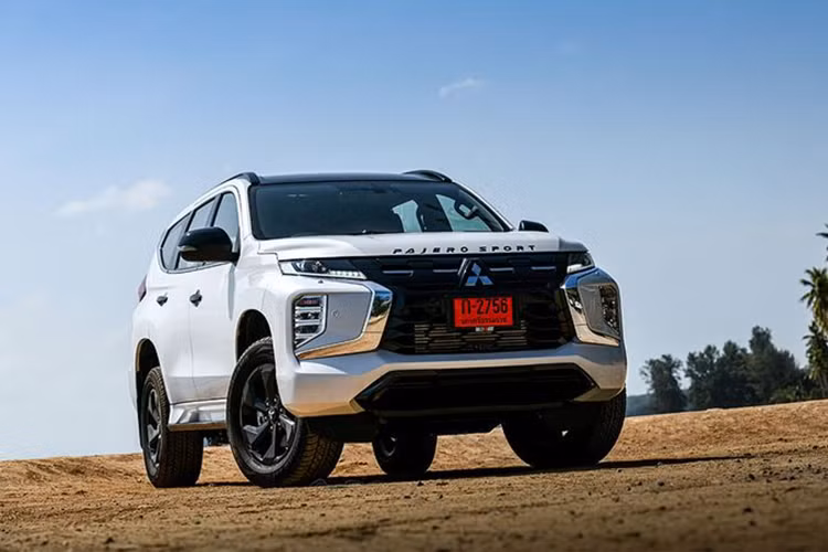 Ở phiên bản mới, Mẫu xe SUV Mitsubishi Pajero Sport 2024 không được thay đổi nhiều về thiết kế, nhưng sức mạnh động cơ lại được cải thiện đáng kể. Thay đổi lớn nhất về ngoại thất của mẫu xe này là mặt ca lăng được thiết kế mới. Ngoài ra, xe cũng được trang bị bộ mâm 18 inch.