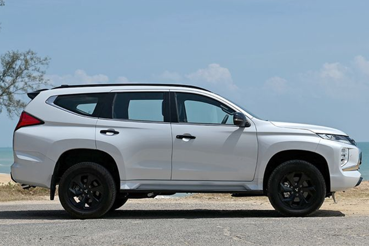 Ở bên trong, xe được trang bị vô lăng có thiết kế mới, bọc da, tích hợp lẫy chuyển số và phím chức năng. Ghế ngồi bọc da tổng hợp, trang trí với họa tiết kim cương. Ghế lái chỉnh điện 8 hướng, ghế phụ chỉnh điện. Không chỉ vậy, xe còn được trang bị hệ thống điều hòa tự động, đi kèm lọc không khí nanoeX.