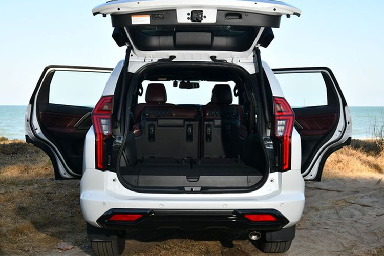 Đi kèm với đó là hộp số tự động 6 cấp mới, với các tùy chọn dẫn động 2WD hoặc 4WD. Đây chính là động cơ hiện đang được dùng cho Mitsubishi Triton thế hệ mới.