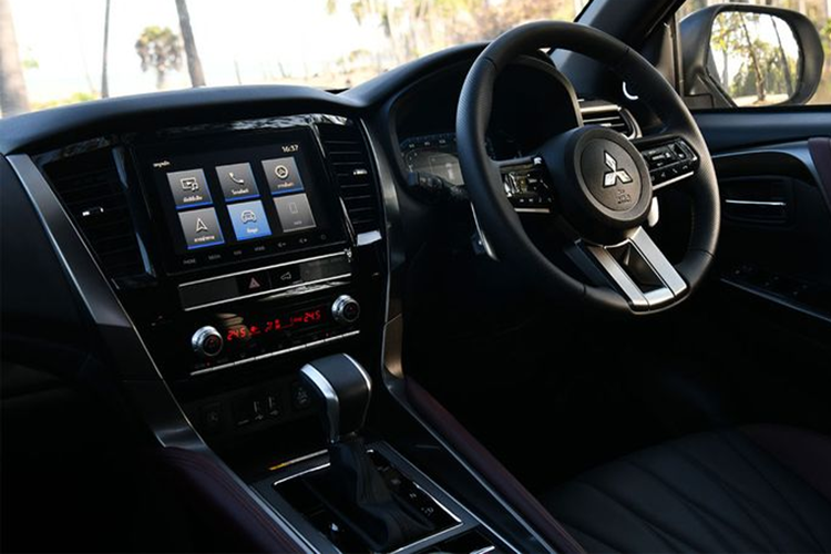 Các trang bị khác của Pajero Sport 2024 vẫn tương tự phiên bản cũ, bao gồm màn hình cảm ứng trung tâm 8 inch, kết nối Apple CarPlay/Android Auto, đầu DVD, hệ thống định vị, màn hình giải trí 12,1 inch treo trên trần dành cho hành khách phía sau