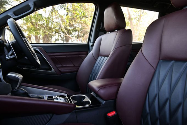 Hệ thống âm thanh 6 loa, phanh tay điện tử, tự động giữ phanh tạm thời, khởi động nút bấm, chìa khóa thông minh, camera hành trình, sạc điện thoại không dây, cổng sạc 12V trước/sau.