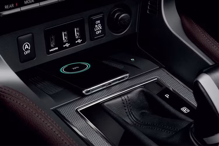 Các tính năng an toàn xuất hiện trên mẫu SUV này bao gồm cảnh báo va chạm trước, cảnh báo điểm mù với hỗ trợ chuyển làn, chống tăng tốc đột ngột, điều khiển hành trình thích ứng, đèn pha thích ứng. Camera 360, cảnh báo phương tiện cắt ngang phía sau, cảnh báo áp suất lốp, cảm biến lùi.