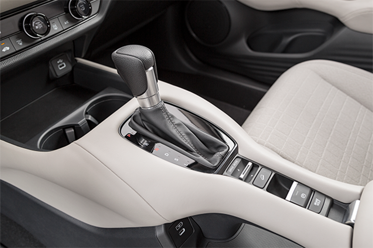 Đèn pha tự động, cảm biến hỗ trợ đỗ xe, cảnh báo điểm mù và hỗ trợ lùi ra khỏi chỗ đỗ tiếp tục được trang bị cho mẫu xe này. Sẽ không ngạc nhiên nếu động cơ của Honda HR-V mới tại Việt Nam được giữ nguyên như cũ. Hiện mẫu SUV cỡ B này ở Việt Nam có 2 tùy chọn động cơ.