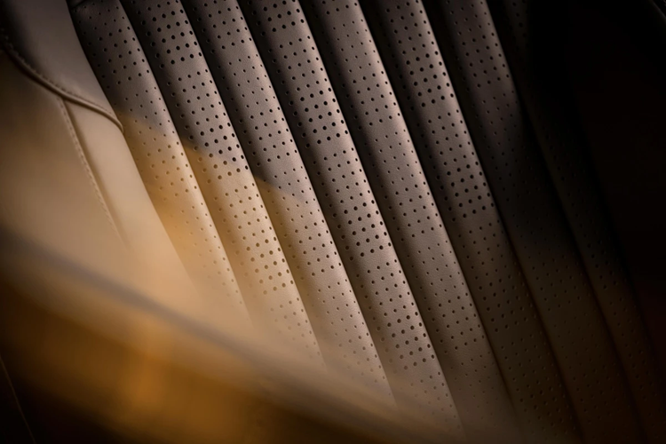 Sản lượng sẽ giới hạn ở 60 chiếc trên toàn cầu và mỗi chiếc sẽ đi kèm một loạt món quà bao gồm một tấm phủ xe tùy chỉnh, một hộp đựng chìa khóa, một mô hình Silver Birch Speedform và "một phần cảnh Furka Pass mang tính biểu tượng trong Goldfinger trên phim 35mm".