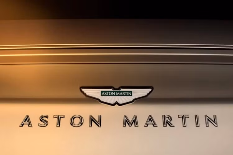 Ở những nơi khác, có viền sợi carbon bóng với các điểm nhấn bằng kim loại màu vàng. Các nhà thiết kế cũng đã thêm một 'tám trái tim' thêu vào tấm che nắng của người lái và nó "liên quan đến lá bài được thấy trong lần rút thăm cuối cùng trong cảnh hồ bơi nổi tiếng ở Miami."