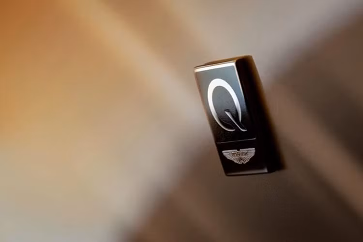 Những họa tiết đục lỗ cũng có thể được tìm thấy trên trần xe, cửa ra vào và bệ bước chân. Những thứ sau này cũng đáng chú ý vì có một tấm bảng ghi dòng chữ "60ldfinger Sixty Years", ám chỉ kỷ niệm 60 năm cũng như 60 xe được sản xuất.