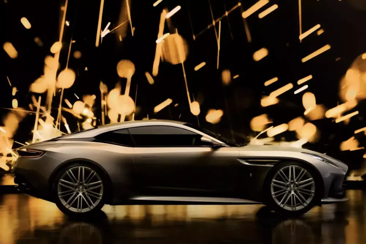 Những món quà khác được đựng trong một hộp đựng Globe-Trotter, có thân máy bằng gỗ Bạch Dương màu bạc và bên trong có họa tiết ô vuông Prince of Wales. Việc giao hàng dự kiến bắt đầu vào quý 2 năm 2025 và sức mạnh sẽ không có gì thay đổi so với xe tiêu chuẩn, khi bản