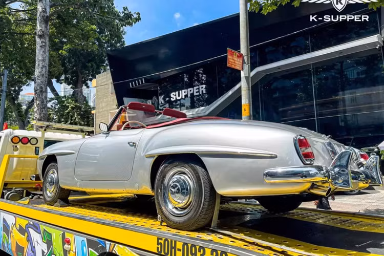 Sức mạnh này trên xe Mercedes-Benz 190 SL sẽ sản sinh công suất tối đa 104 mã lực và mô-men xoắn cực đại 142 Nm. Hệ truyền động của xe bao gồm hộp số sàn 4 cấp và dẫn động cầu sau. Với hệ động lực này, Mercedes-Benz 190 SL có thể đạt tốc độ tối đa 171 km/giờ.
