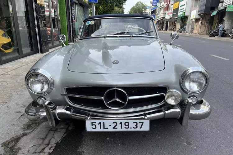 Cả 2 chiếc xe Mercedes-Benz 190 SL này đều có chung là mang màu sơn bạc, nhưng điểm khác nằm ở mui xe, chiếc đầu tiên có 2 tùy chọn mui là đỏ và đen, nội thất màu đỏ còn khá mới, trong khi xe thứ 2 có mui và nội thất xanh dương.