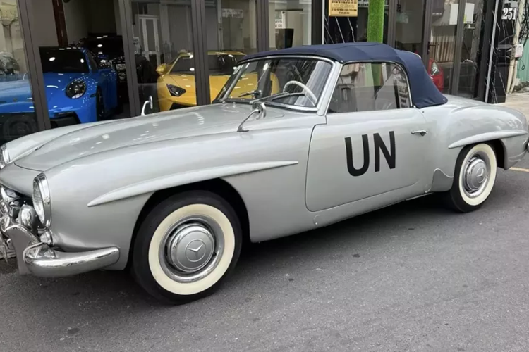 Theo tìm hiểu được biết, Chủ tịch Trung Nguyên tậu chiếc xe thể thao mui trần Mercedes-Benz 190 SL đầu tiên của mình vào tháng 11 năm 2022, sau 5 ngày được 1 showroom bán xe bàn giao, chiếc Mercedes-Benz 190 SL được mang đi bấm biển số, và kết quả cho ra 51K-525.15.