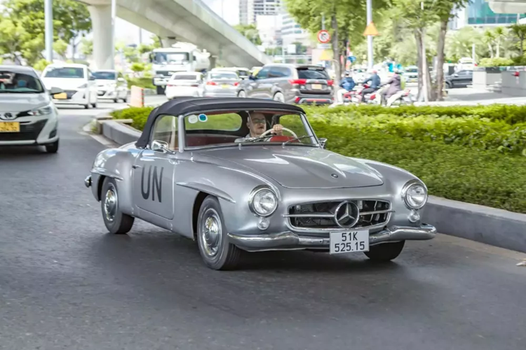 Còn chiếc xe thể thao mui trần Mercedes-Benz 190 SL thứ 2 của Qua Vũ cầm lái ra đường vào tháng 11 vừa qua, xe mang biển số 51L-219.37.