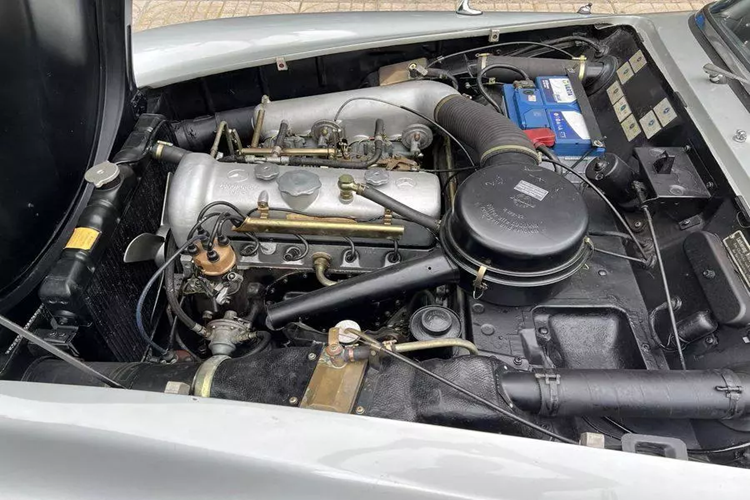 190 SL là xe mui trần hạng sang hai cửa do Mercedes-Benz sản xuất từ tháng 5/1955 đến tháng 2/1963. Được gọi nội bộ là W121, xe lần đầu tiên được trưng bày dưới dạng nguyên mẫu tại Triển lãm ô tô New York năm 1954 và có tùy chọn mui cứng có thể tháo rời.