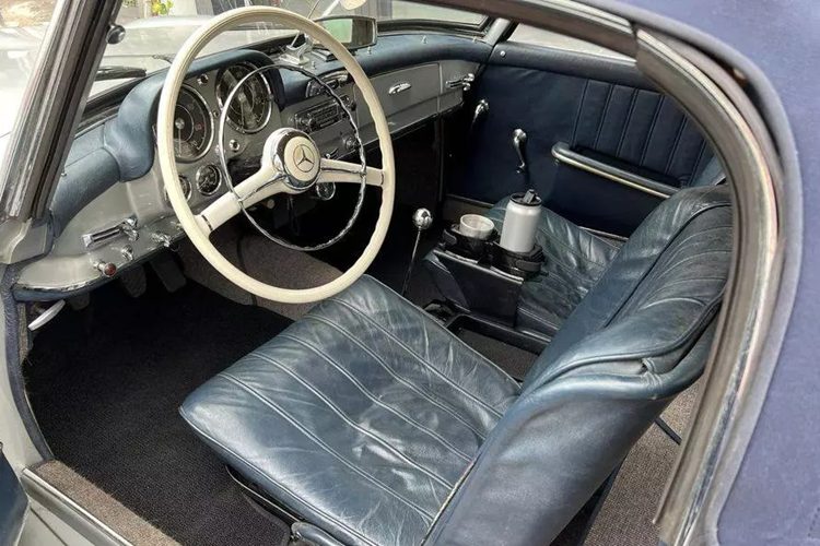 Xe thể thao mui trần Mercedes-Benz 190 SL được trang bị khối động cơ 4 xi-lanh thẳng hàng SOHC nạp khí tự nhiên, dung tích 1.9 lít, trái tim này dựa trên động cơ của huyền thoại cửa cánh chim Mercedes-Benz 300 SL nhưng bị bỏ bớt đi 2 xi-lanh.