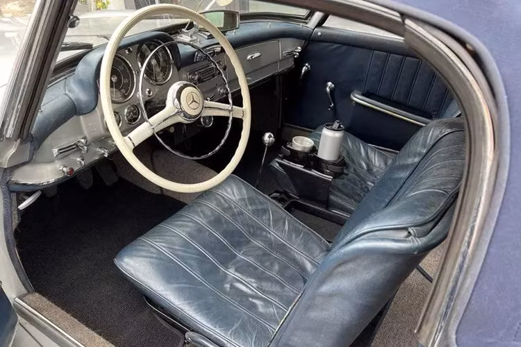 Xe thể thao mui trần Mercedes-Benz 190 SL được trang bị khối động cơ 4 xi-lanh thẳng hàng SOHC nạp khí tự nhiên, dung tích 1.9 lít, trái tim này dựa trên động cơ của huyền thoại cửa cánh chim Mercedes-Benz 300 SL nhưng bị bỏ bớt đi 2 xi-lanh.