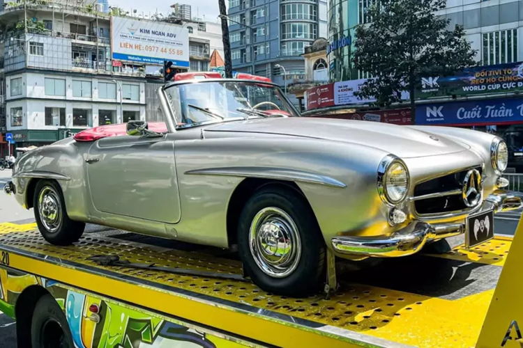 Nhắc đến dòng xe Mercedes-Benz 190 SL mui trần có lẽ rất nhiều đại gia Việt đam mê, thèm muốn sở hữu, nhưng không phải ai có nhu cầu mua cũng sẽ tìm thấy người bán, vì thế, việc doanh nhân Đặng Lê Nguyên Vũ đã săn lùng được ít nhất 2 chiếc xe Mercedes-Benz 190 SL khá hiếm có tại Việt Nam, khiến không ít người rất bất ngờ, và nó minh chứng cho câu nói, tiền nhiều để làm gì.
